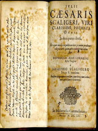 Poemata omnia in duas partes divisa. Pleraque omnia in publicum iam primum prodeunt reliqua vero quam ante emendatius edita sunt. Sophoclis Aiax Lorarius stylo tragico a Iosepho Scaligero Iulii F. translatus. Eiusdem Epigrammata quaedam
